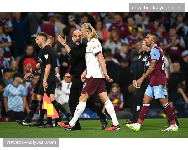 场边花絮：小球迷冲入场内拥抱哈兰德，赛后获赠全队签名球衣