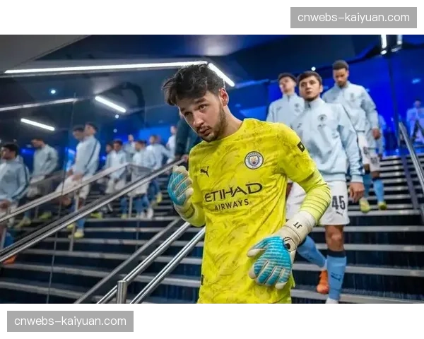 终场哨响后，伯恩利门将特拉福德长时间跪在草皮上