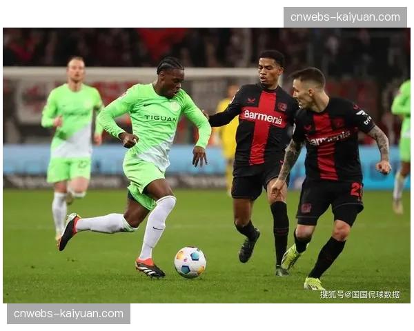 战术镜头：沃尔夫斯堡利用精准长传打身后，成功破解对手高位防线